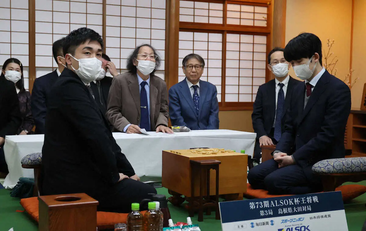 【画像・写真】王将戦第3局対局場検分　立会人・福崎九段の質問攻めに藤井王将と菅井八段は笑顔