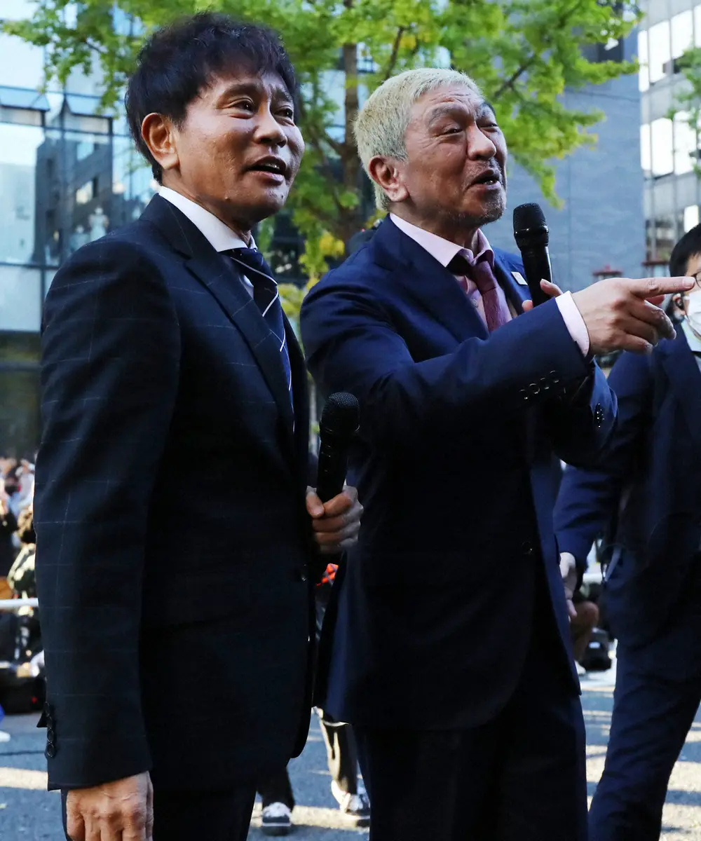 「御堂筋ランウェイ2022」で笑顔を見せるダダウンタウン・浜田雅功（左）と松本人志