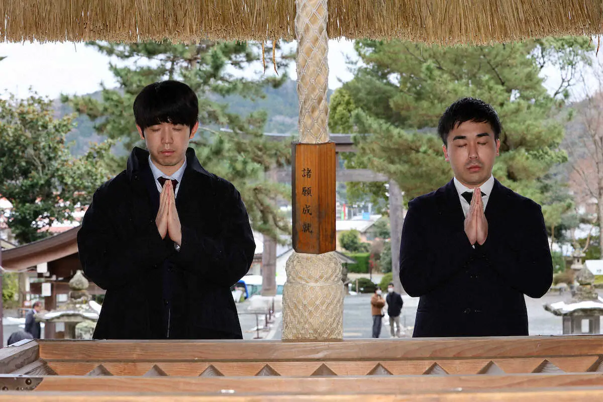 【画像・写真】王将戦第3局始まる　藤井王将3連勝で防衛王手か、菅井八段が意地を見せるか　戦型は向かい飛車に