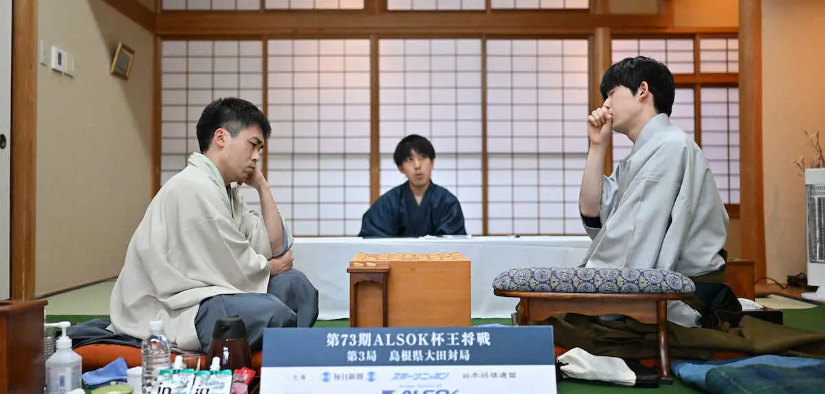 【画像・写真】王将戦第3局1日目終了　菅井八段が45手目を封じる　1日目は互いの主張をぶつけ合う展開に