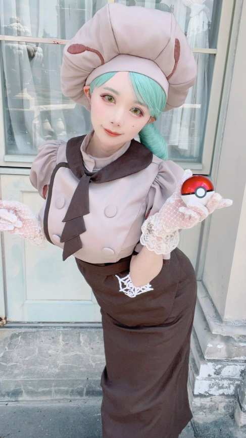 コスプレイヤーいりす『ポケモンSV』カエデ 素材とシルエットに 