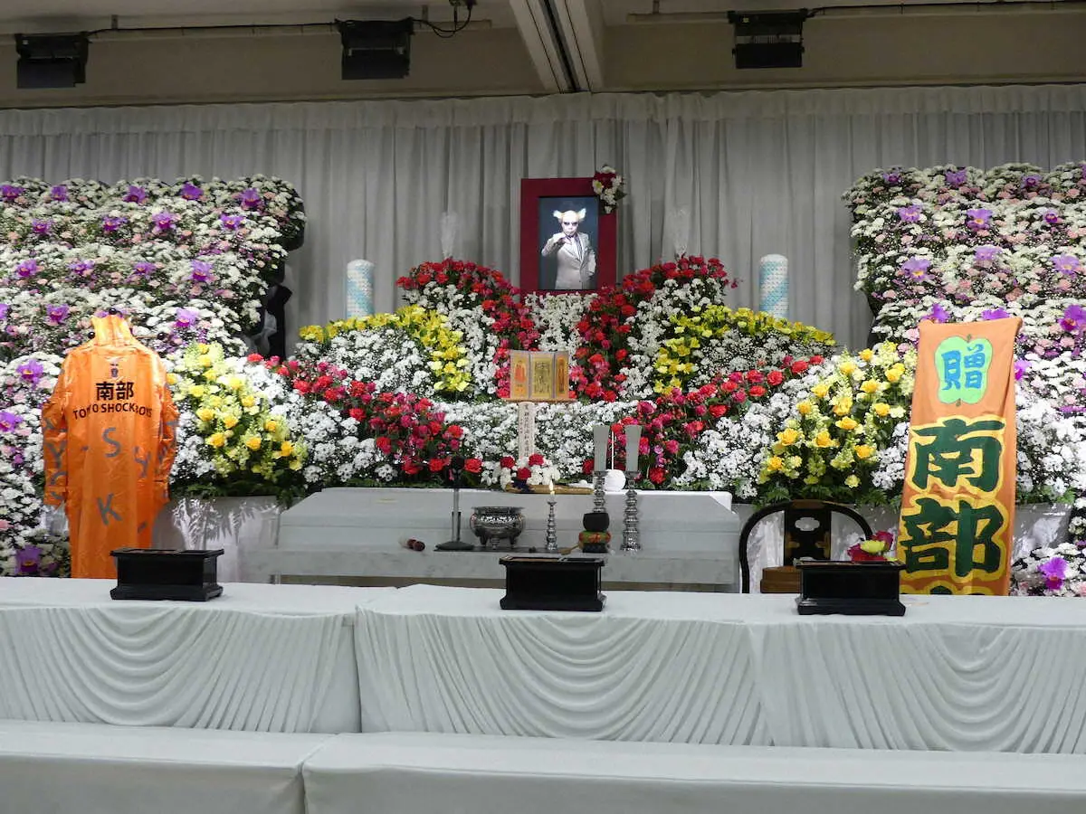 【画像・写真】ダイアモンド☆ユカイ「こんな葬式生まれて初めて」　南部虎弾さん葬儀で派手な祭壇に驚き