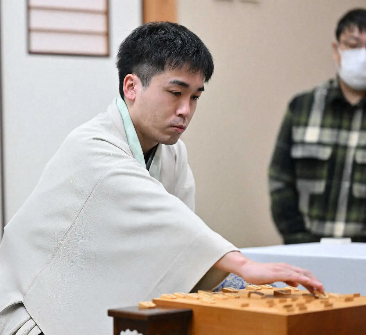 【画像・写真】【王将戦】菅井八段の▲5六角に「鬼手」と控室騒然　藤井王将は前傾姿勢に