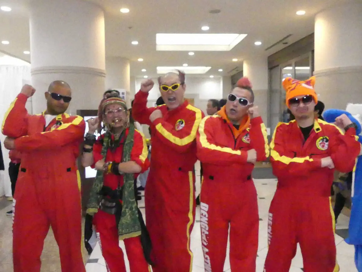 【画像・写真】南部虎弾さんらしい通夜「派手な格好で送り出そう」　メンバー赤つなぎ姿　弔問客も色とりどり衣装で参列