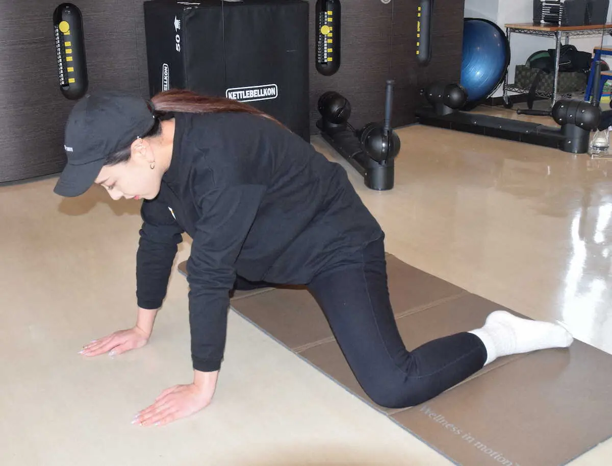 【画像・写真】FM新潟パーソナリティー・酒井春奈　カエルストレッチで雪道の転倒防止