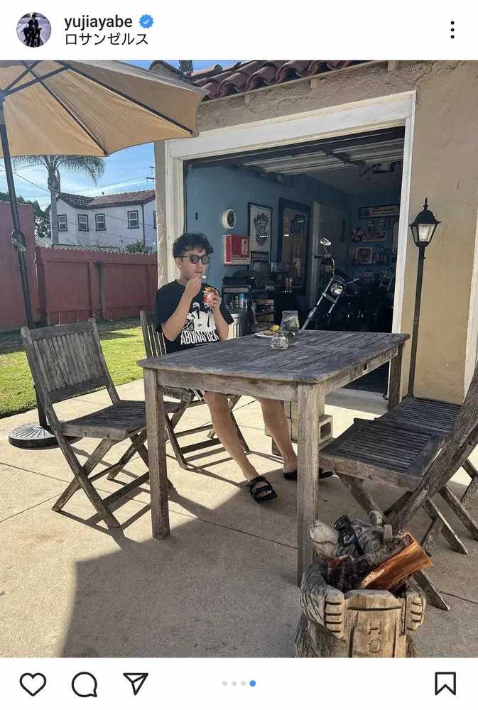 【画像・写真】米LA拠点の綾部祐二　オシャレなガレージ前でくつろぐ“ブランチ”ショットに「羨ましい」の声