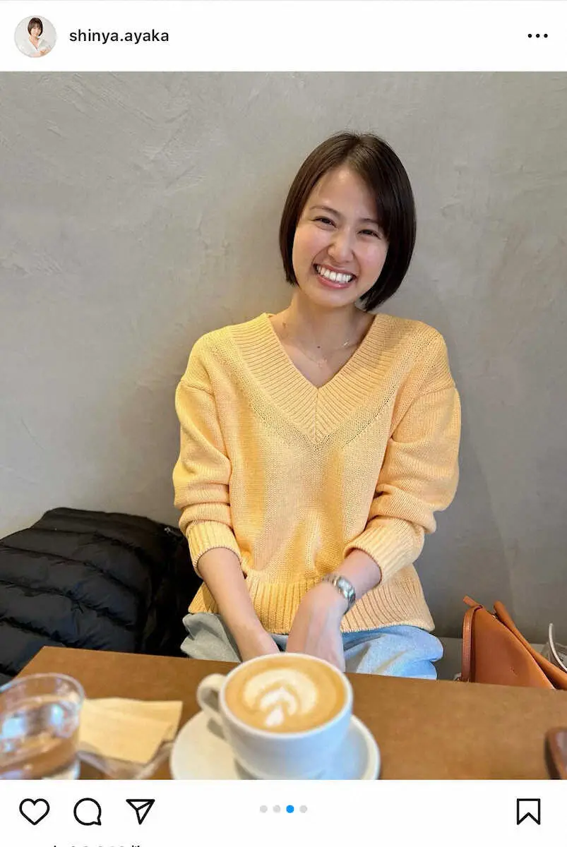 【画像・写真】人気芸人たちが“密かに推す”福岡女子　カフェでの黄色ニットコーデS！「笑顔似合っとーよ」の声