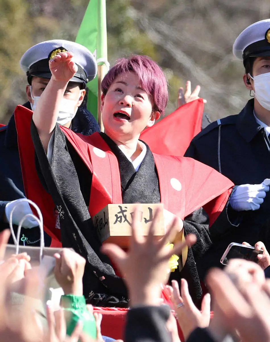 【画像・写真】島津亜矢、新浜レオンが成田山で「福は内！」と豆まき　高校野球経験者の新浜は豪快に