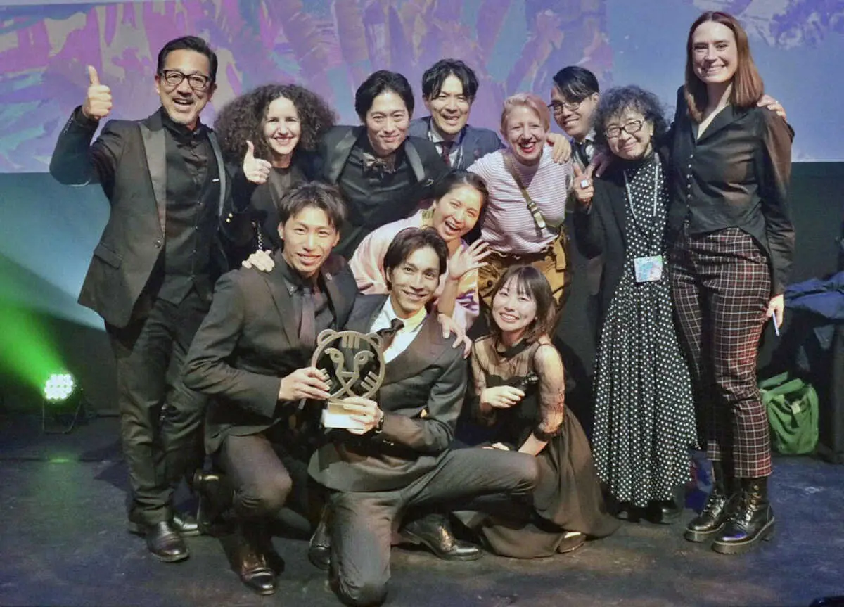 【画像・写真】最優秀作品賞を受賞し、笑顔の田中稔彦監督（手前中央）とキャストら