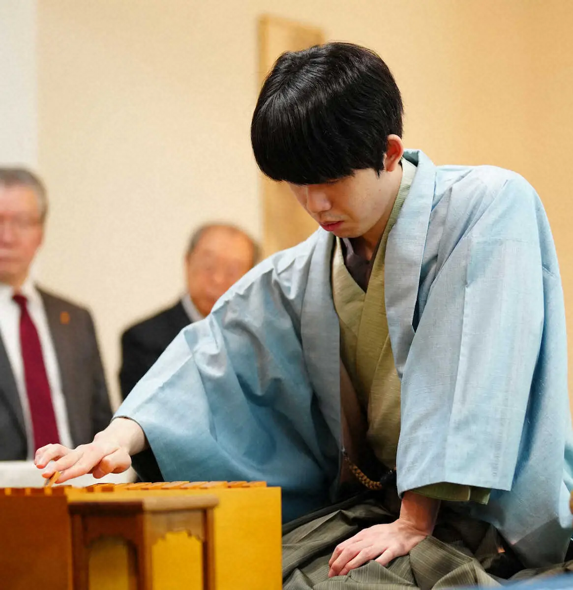 【画像・写真】王将戦第4局始まる　藤井王将が防衛決めるか、菅井八段の巻き返しなるか　開始20分で互いに馬作り合う