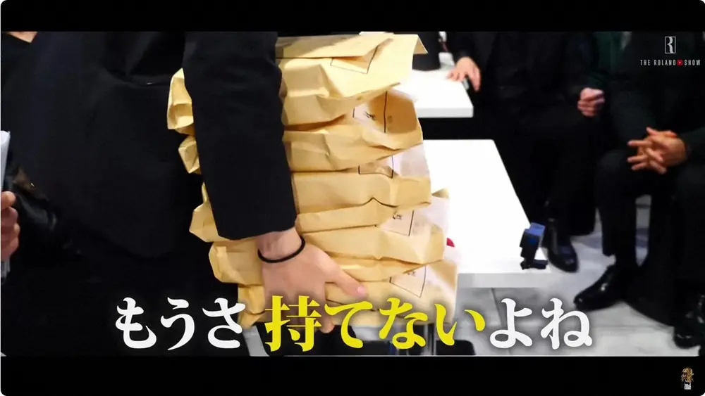 【画像・写真】ローランド“6億2000万”稼いだホストに給料手渡し「こんなの見たことねぇわ」札束の山、山、山…