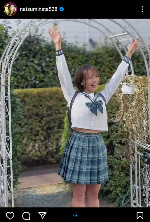 【画像・写真】平嶋夏海　ウエスト“ちらり”ミニのセーラー服姿披露に「現役JKでイケる」「こりゃ…参った」