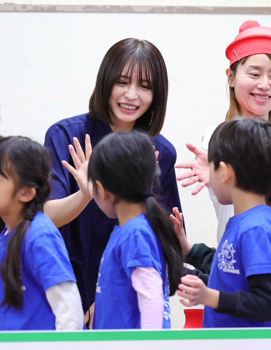 園児とハイタッチする長濱ねる（撮影・藤山 由理） - スポニチ