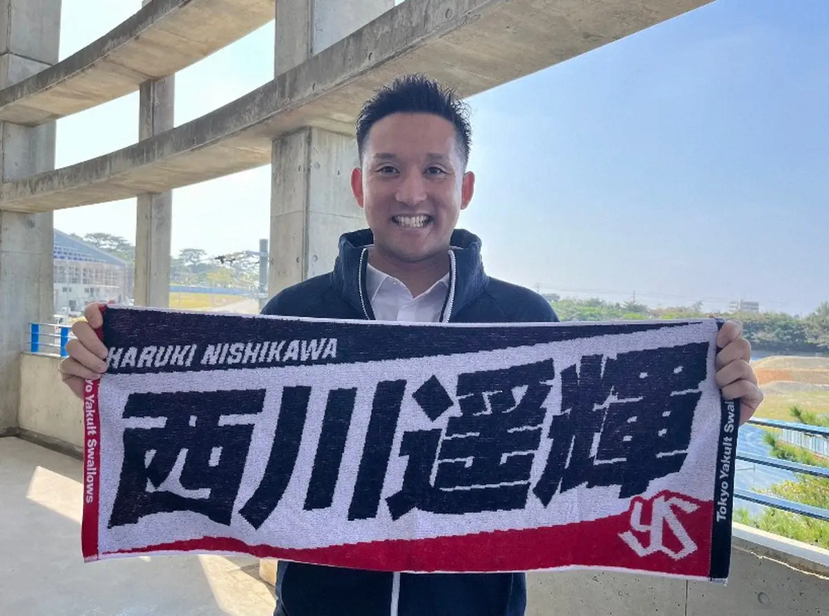 【画像・写真】杉谷拳士　購入した「中田翔タオル」を手に記念撮影「買わされた感」「いい表情」「目が死んでいる」