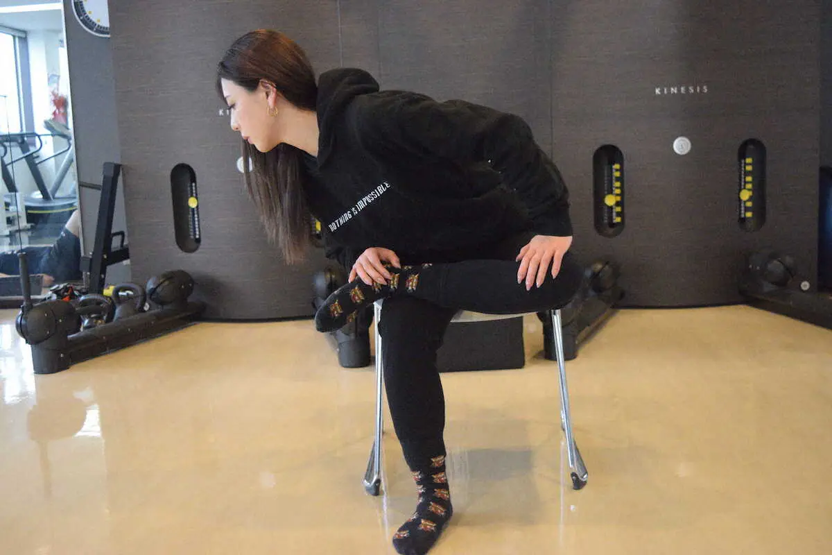 【画像・写真】FM新潟パーソナリティー・酒井春奈　座りながらできるお尻のストレッチ