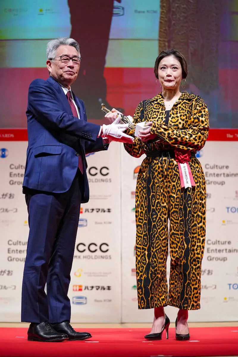 【画像・写真】サリngROCK　支えに感謝「皆さんへの賞」　共演者、スタッフに最敬礼