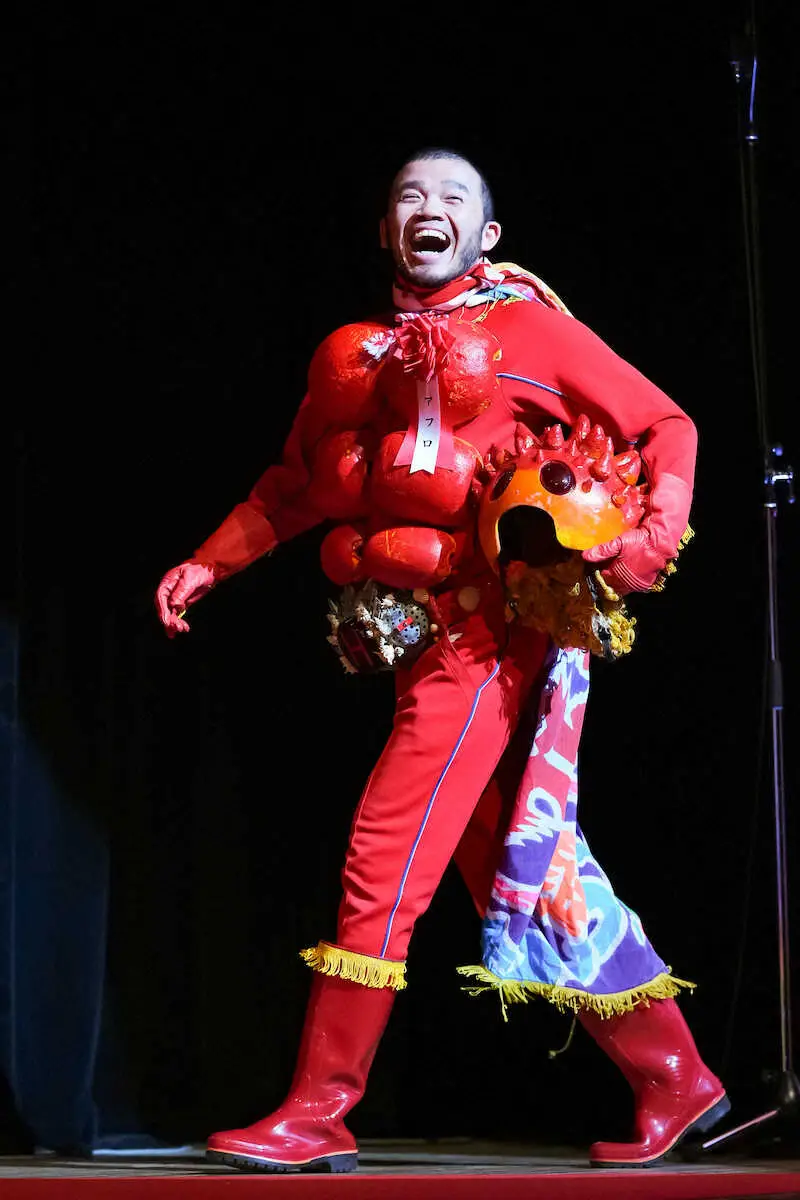 【画像・写真】アフロ　“魂のスーツ”で喜び　劇中使用衣装で登壇「この場所に立っていることをうれしく思います」