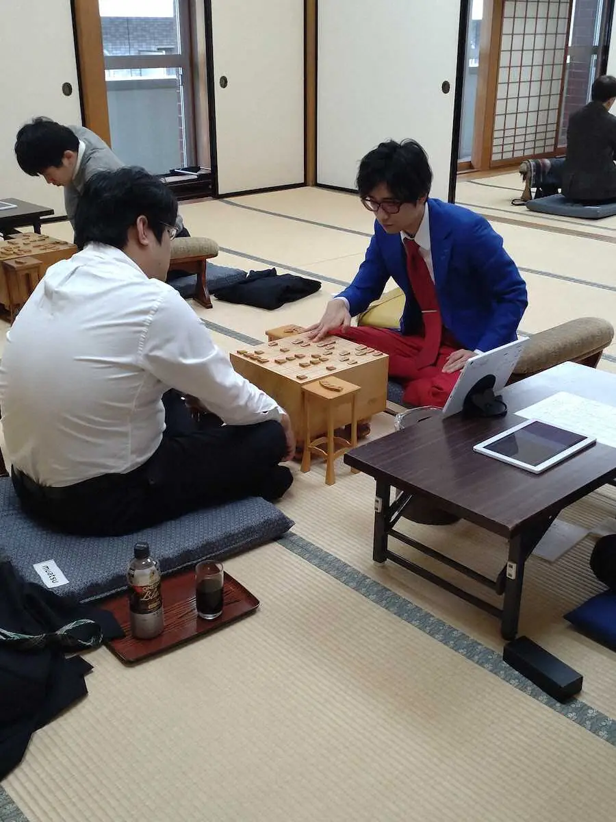 【画像・写真】青ジャケ赤タイ赤パンツ姿でド派手に快勝！“藤井キラー”大橋七段が糸谷八段破る　王将戦1次予選