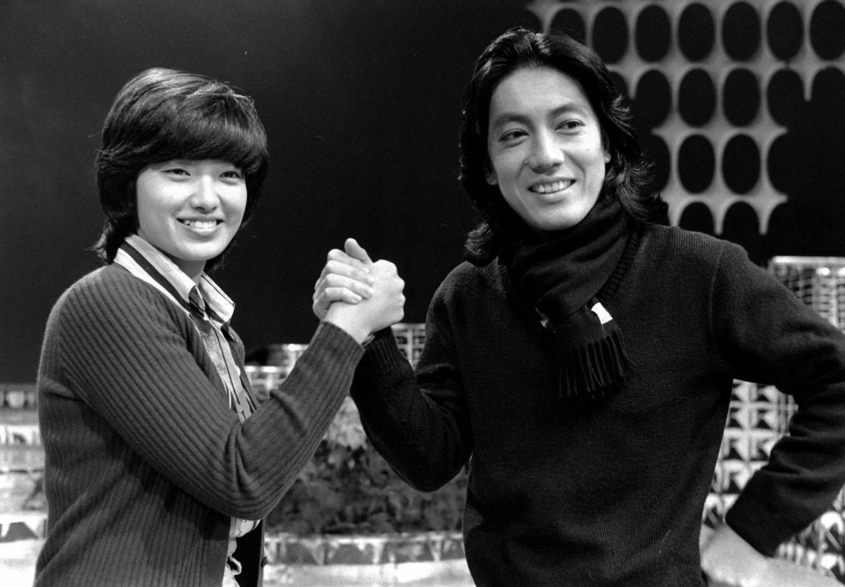1978年、「第29回紅白歌合戦」のトリに決定した山口百恵（左）と沢田研二は笑顔でポーズ - スポニチ Sponichi Annex 芸能