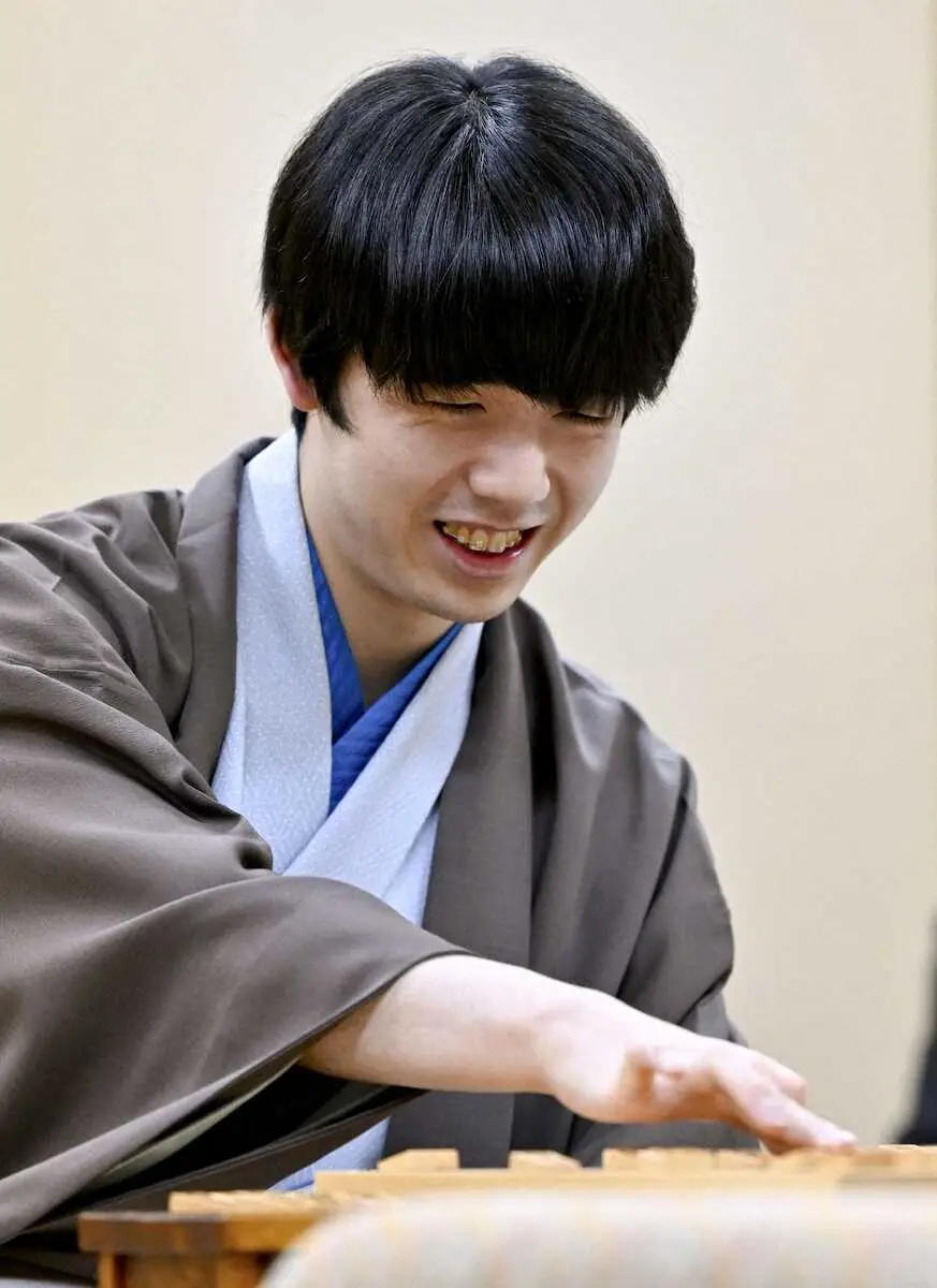 【画像・写真】藤井聡太棋王、第2局“先勝”　第1局持将棋引き分けから一転会心勝利「流れはいいのかな」