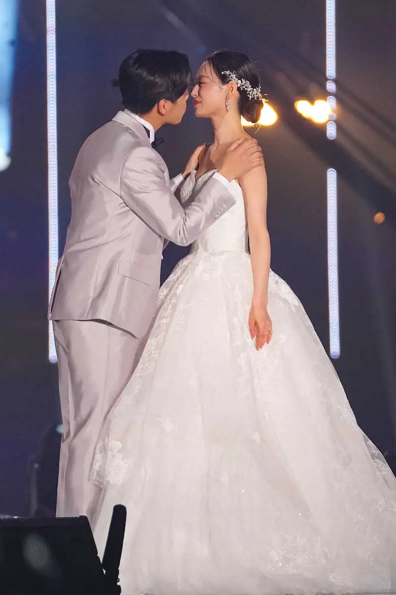 【画像・写真】「なこなこチャンネル」結婚を電撃発表　TGCステージでプロポーズ＆キス「男としてケジメを」夫婦で感涙