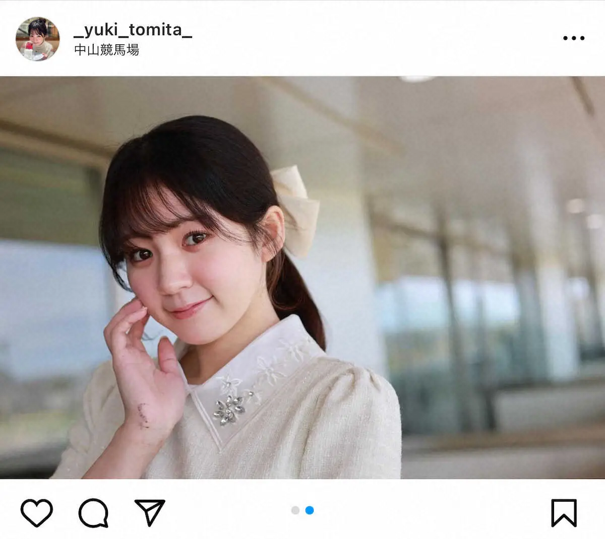 【画像・写真】競馬中継の人気女子アナ「力み過ぎてなのか…」　襟付き白ワンピースも手には…「仕事熱心」「可愛い」の声