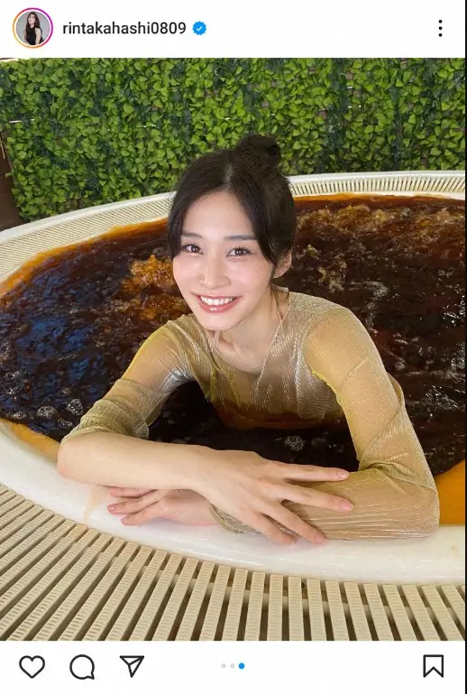 【画像・写真】高橋凛　透けビキニ“酒風呂”ショット披露に「本当に酔いそう」「酒の似合うオンナ」