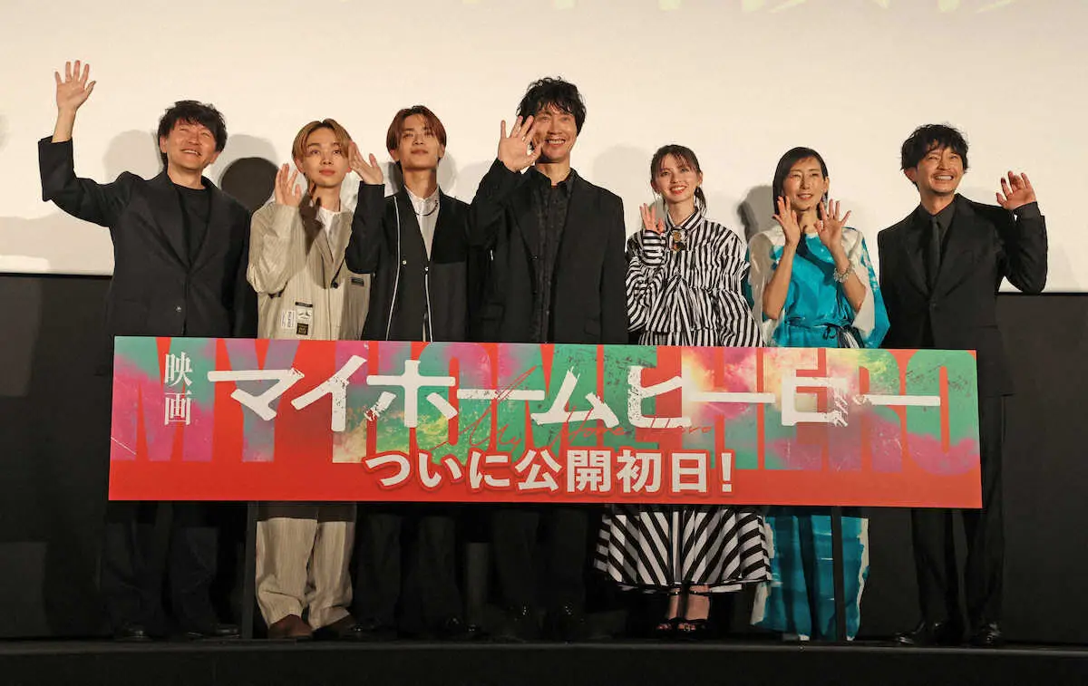 【画像・写真】佐々木蔵之介　完成披露試写会に続き初日舞台あいさつも雪「出演者の中に雪男か雪女が…」