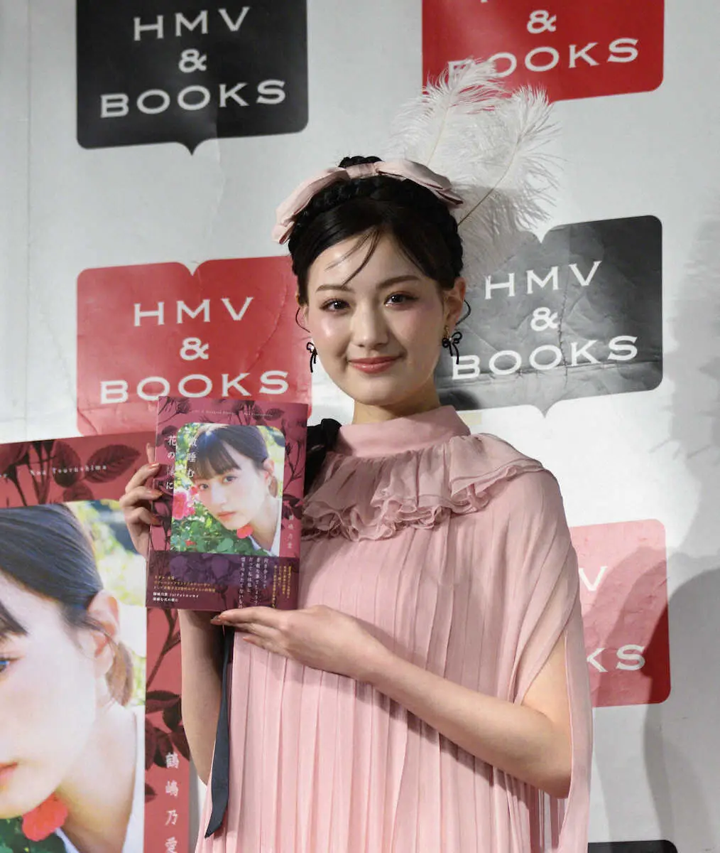 【画像・写真】鶴嶋乃愛　私物の羽飾り使った個性派コーデで魅了　女優業では「人間いつか…」