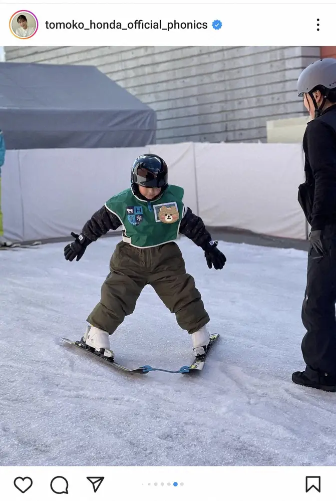 【画像・写真】本田朋子　「娘は初めてのプール」7カ月愛娘とのプール満喫ショット披露に「スタイル抜群ですね」の声