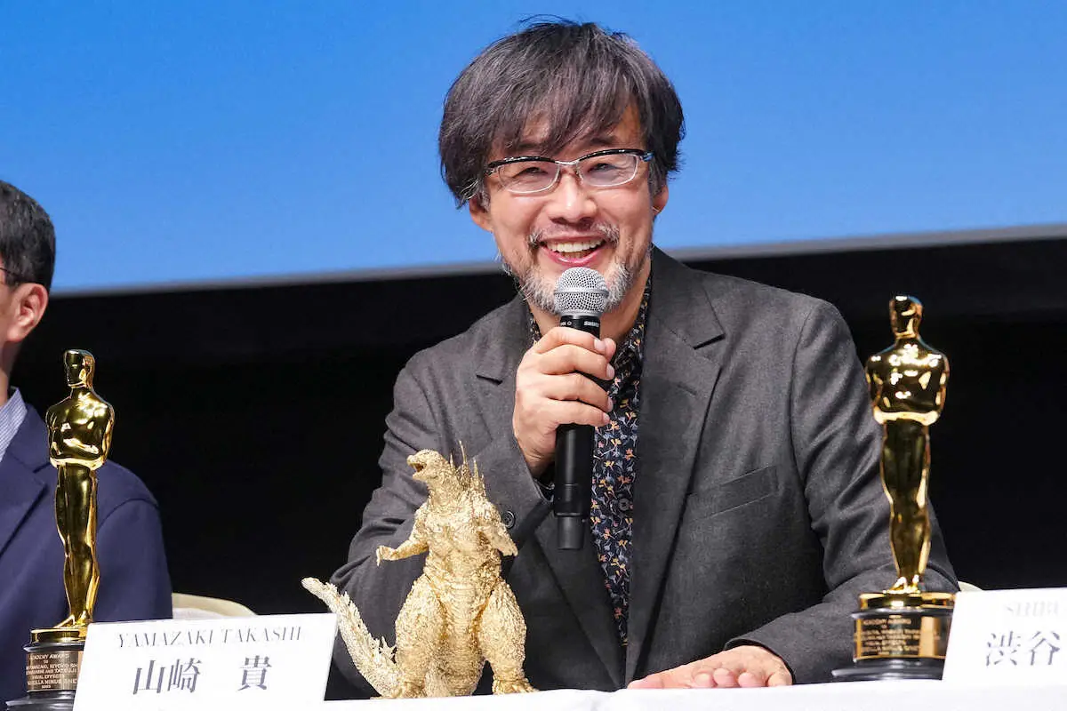 【画像・写真】浜辺美波が「ゴジラ」山崎監督を祝福　オスカー像は「怖いから」拒否　アカデミー受賞凱旋会見
