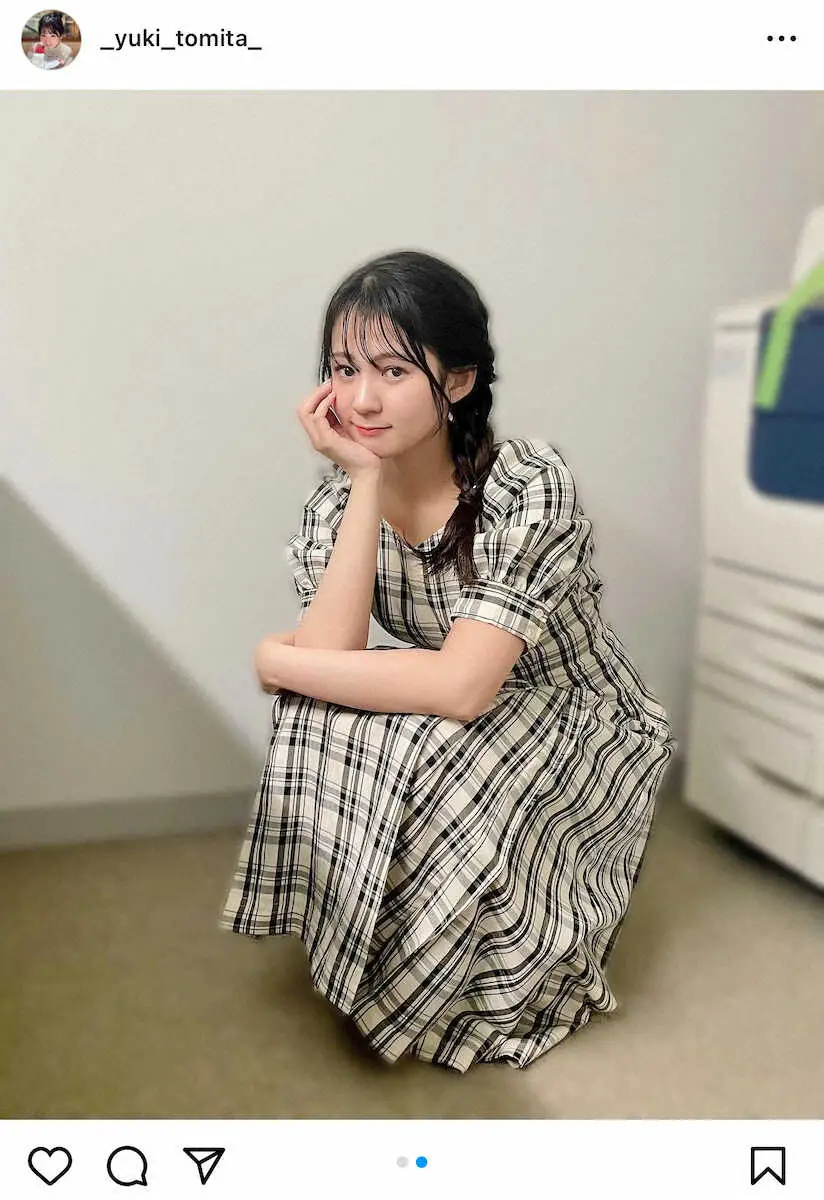 【画像・写真】春感じるようなチェック柄のワンピースでの肘付きあざといショット！冨田有紀の公式インスタグラム（＠yuki_tomita_777）から。