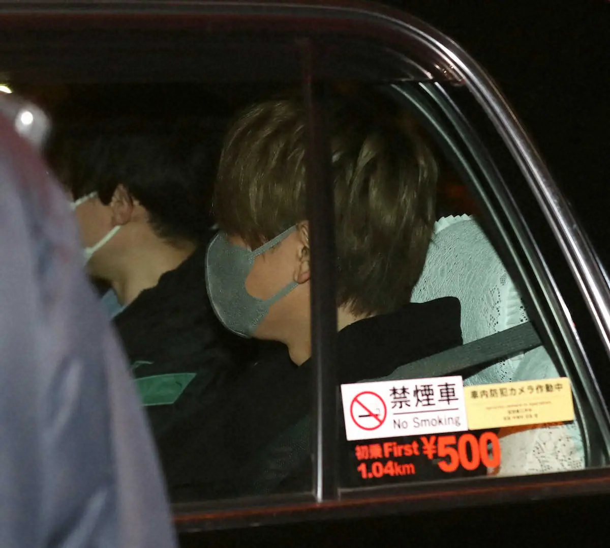 【画像・写真】「NEWS」小山慶一郎　幸せいっぱい金屏風会見　「AAA」宇野実彩子との結婚を生報告