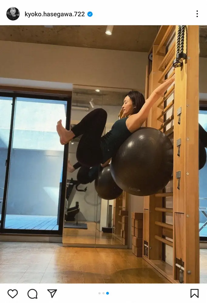 【画像・写真】長谷川京子　バランスボールを使った腹筋運動中の姿に「何気にすごいことしてる」「キツそう」の声
