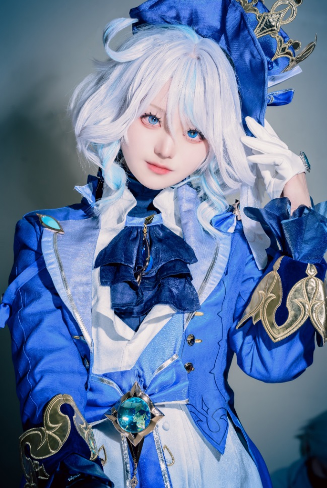 コスプレイヤー・緋月かりら『原神』フリーナ 流線形ウイッグや目元 