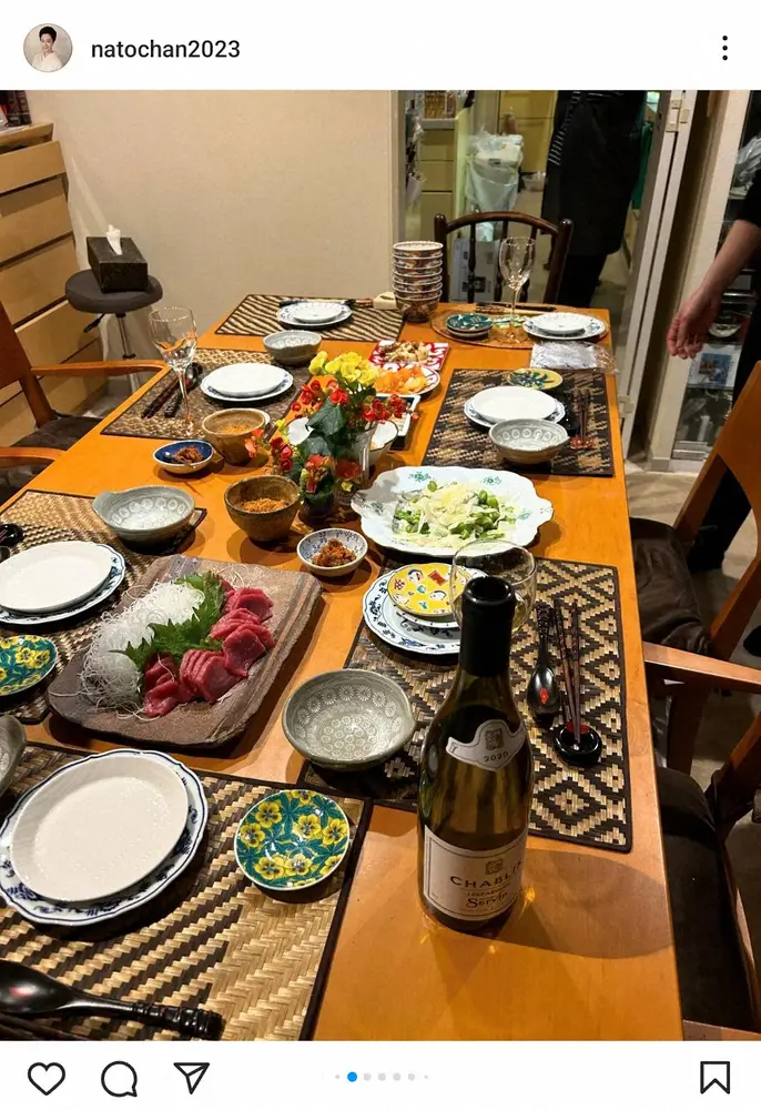 【画像・写真】名取裕子　「割烹着でお料理しながら…」豪華な自宅宴会写真に「楽しそう」「立派な割烹店」の声