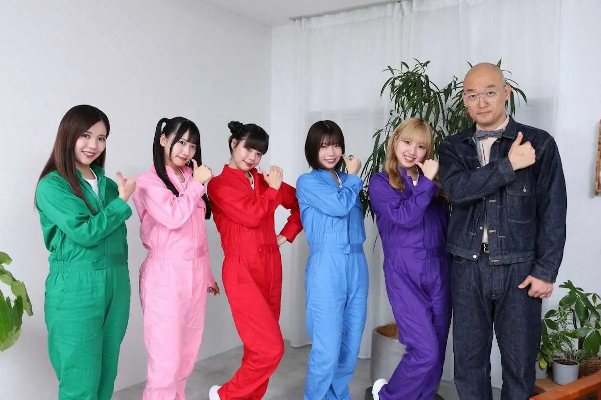 テレビ大阪の新番組「はばたけ！グットクルー」に出演の（左から）「グットクルー」一ノ瀬りの、西野もえ、薺らら、葵まお、天羽さら、MCのみなみかわ、