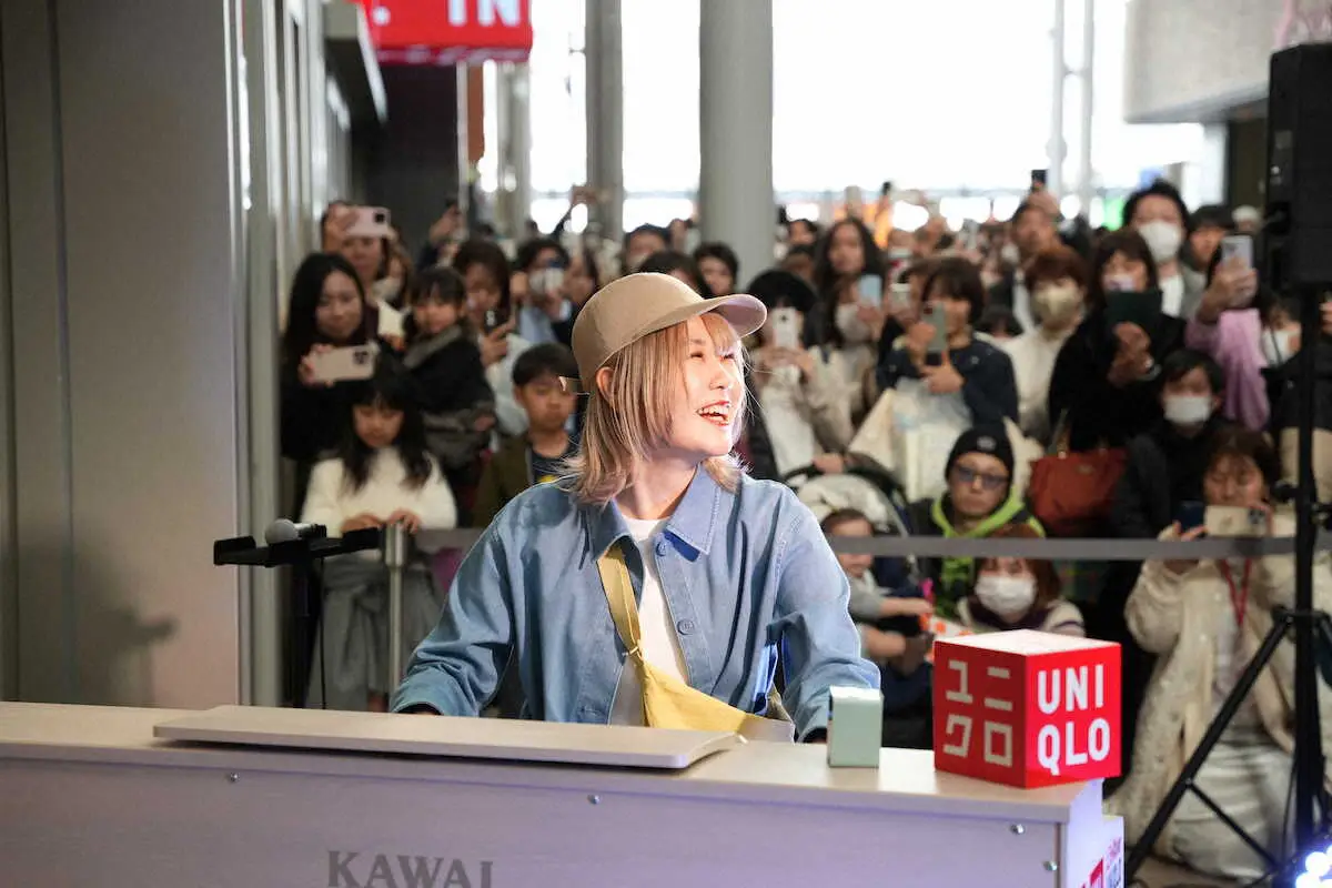【画像・写真】ハラミちゃんが神戸でサプライズ演奏　29（肉）の日開店の「ユニクロ　神戸三宮店」アピール