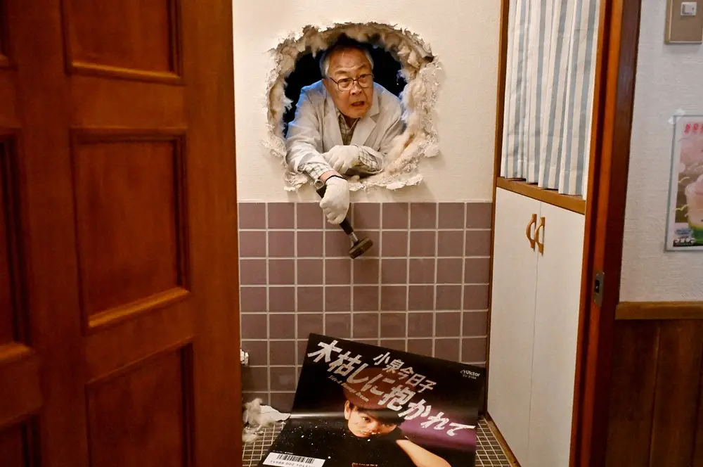 【画像・写真】金曜ドラマ「不適切にもほどがある！」最終回（第10話）。“トイレの穴”タイムトンネルから“謎の男”（小野武彦・左）が姿を現し…（C）TBS