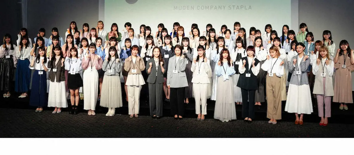 【画像・写真】スターダストプラネット新プロジェクト発表会のフォトセッションでポーズをとる参加アイドル