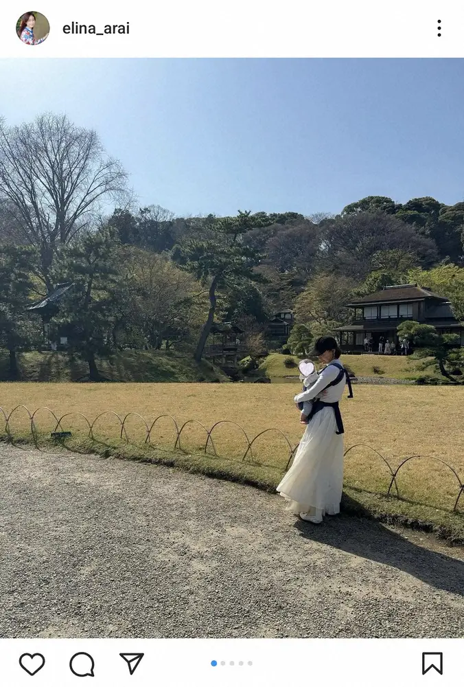 【画像・写真】新井恵理那　昨年10月出産報告の第1子との庭園散策親子ショットに「素敵なママ！」「可愛い」の声