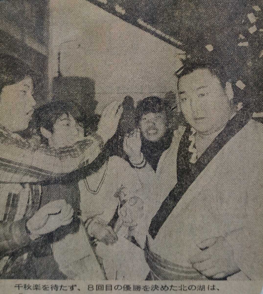 【画像・写真】関脇・旭国の「出待ち」から始まったスポニチとの縁　48年前のお宝写真が日の目を見ることに