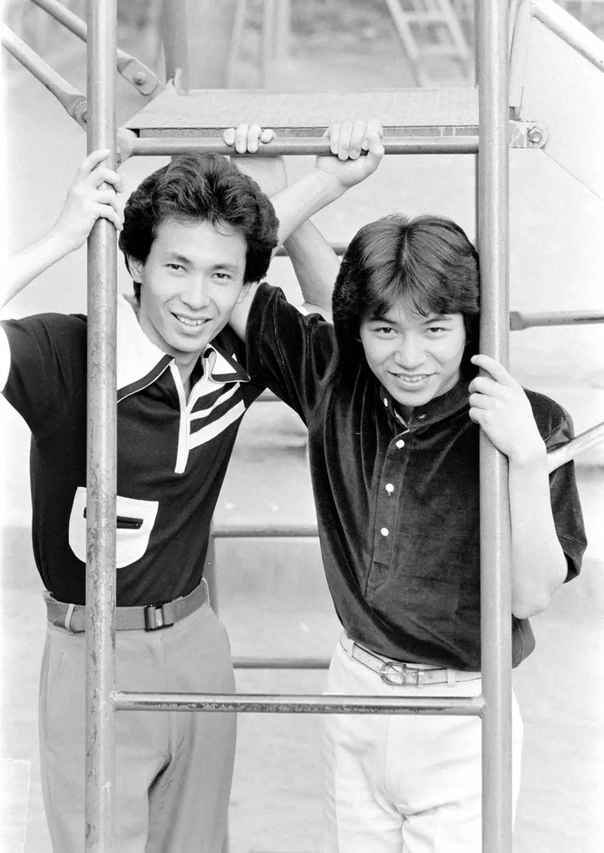 1977年、デビュー当時の「狩人」の兄・加藤久仁彦（左）と弟・加藤高道