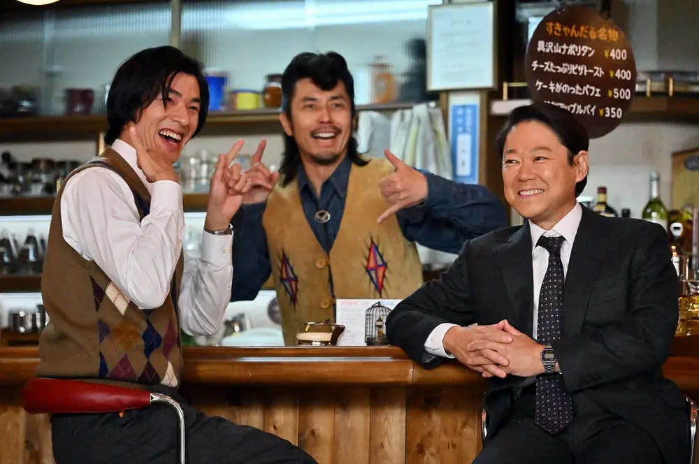 【画像・写真】金曜ドラマ「不適切にもほどがある！」最終回（第10話）。最後のミュージカルシーンはキャスト総出演の“寛容音頭”。（左から）安森（中島歩）マスター（袴田吉彦）小川市郎（阿部サダヲ）（C）TBS