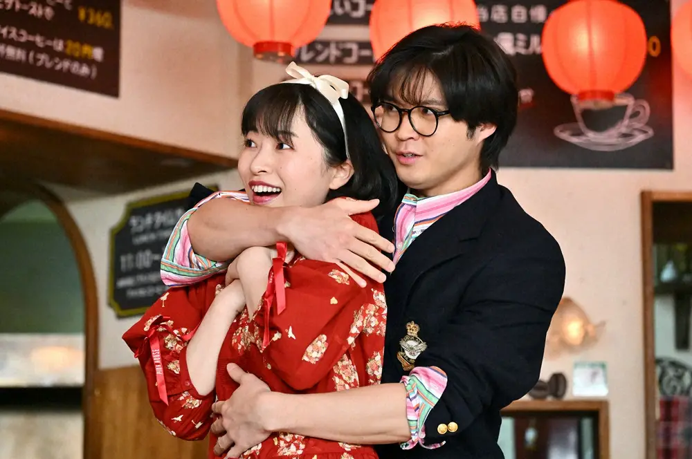 【画像・写真】金曜ドラマ「不適切にもほどがある！」最終回（第10話）。最後のミュージカルシーンはキャスト総出演の“寛容音頭”。戸倉明美（鈴木こころ）とムッチ先輩こと秋津睦実（磯村勇斗）（C）TBS