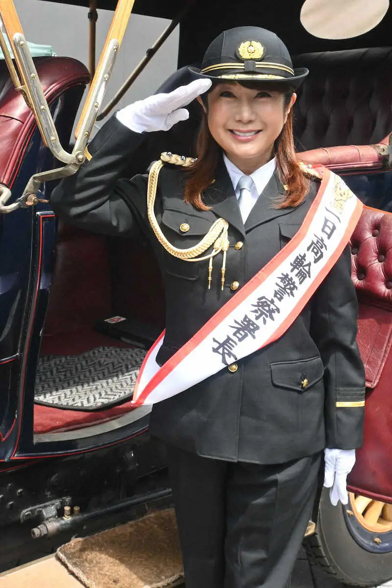 【画像・写真】一日警察署長を務め、敬礼するはるな愛（撮影・小渕　日向子）