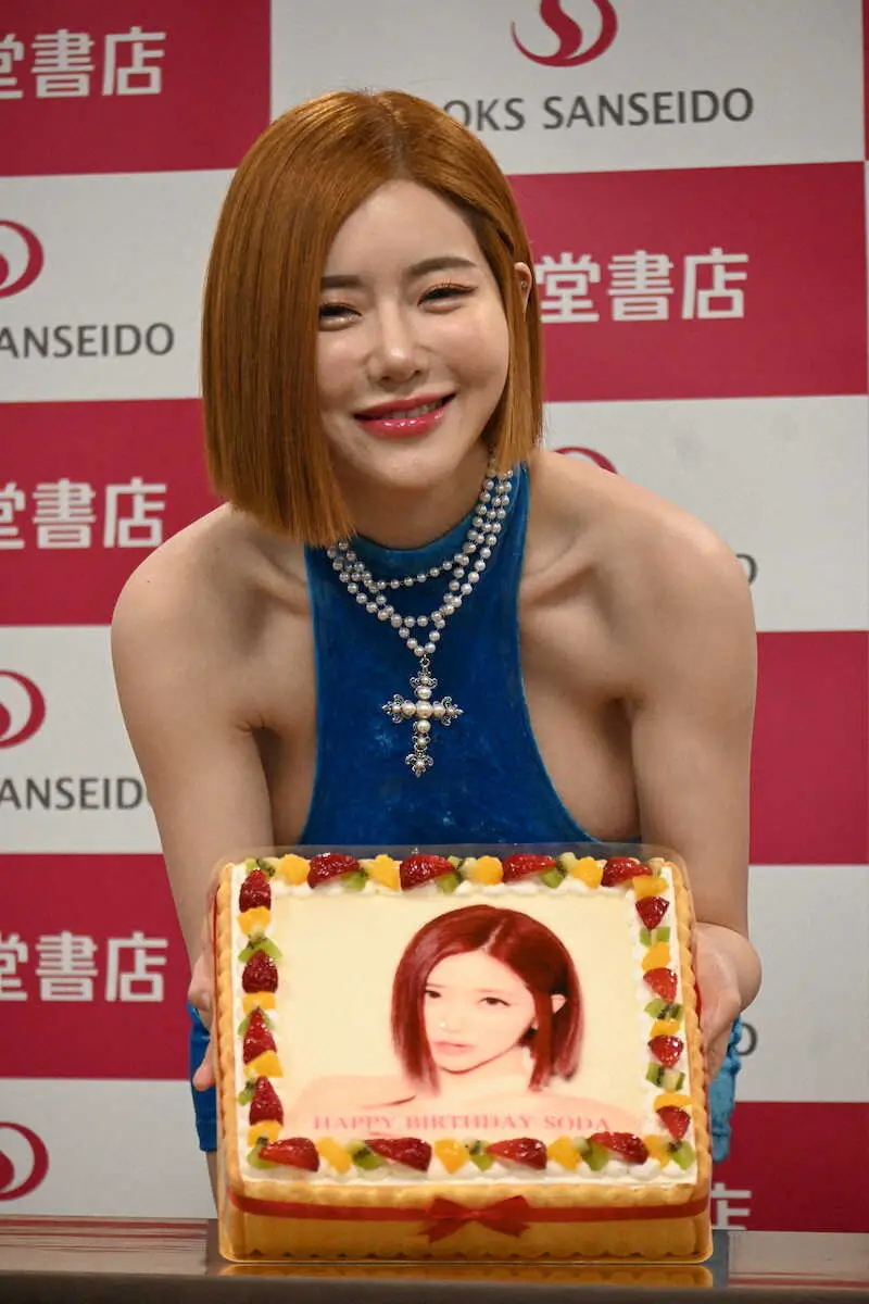 【画像・写真】サプライズの誕生日ケーキに笑顔を浮かべるDJ　SODA（撮影・小渕　日向子）