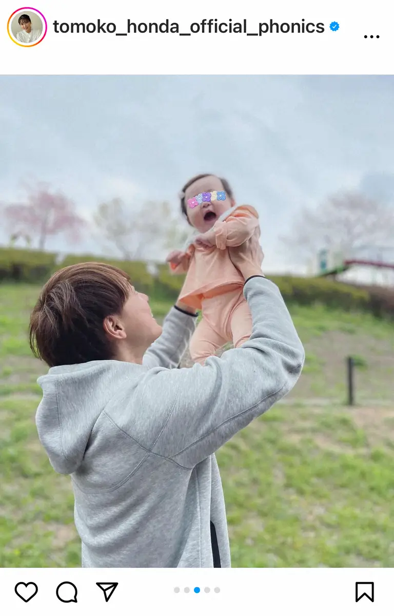 【画像・写真】本田朋子　「待ちに待った桜の開花」家族そろってのお花見満喫ショットに「素敵な家族写真」の声