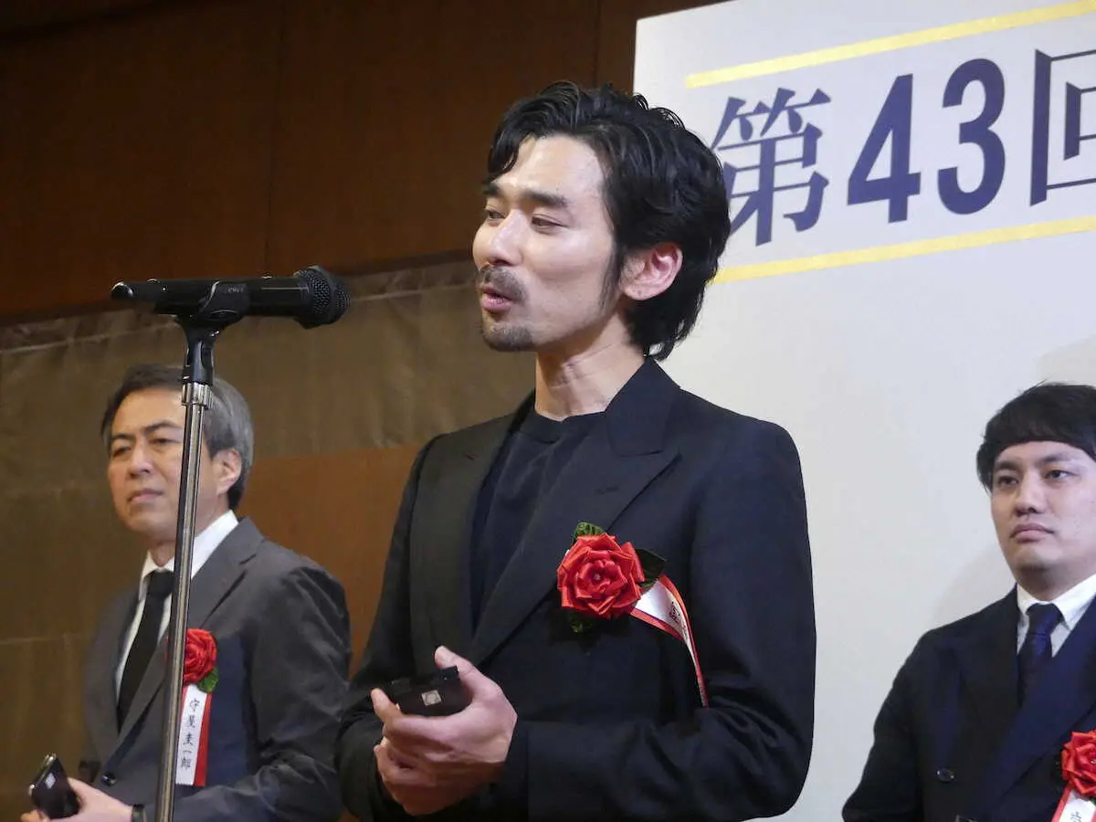 「ゴジラ－1.0」で藤本賞に輝いた故阿部秀司氏の代理で出席し、喜びを語る阿部慎利氏