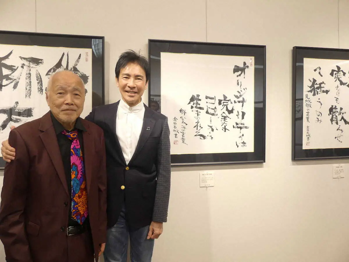 【画像・写真】金田石城氏（左）と個展に訪れた郷ひろみ（撮影・高原俊太）